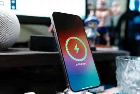 乐平苹果15换屏服务分享用什么充电器给iPhone15充电更好 